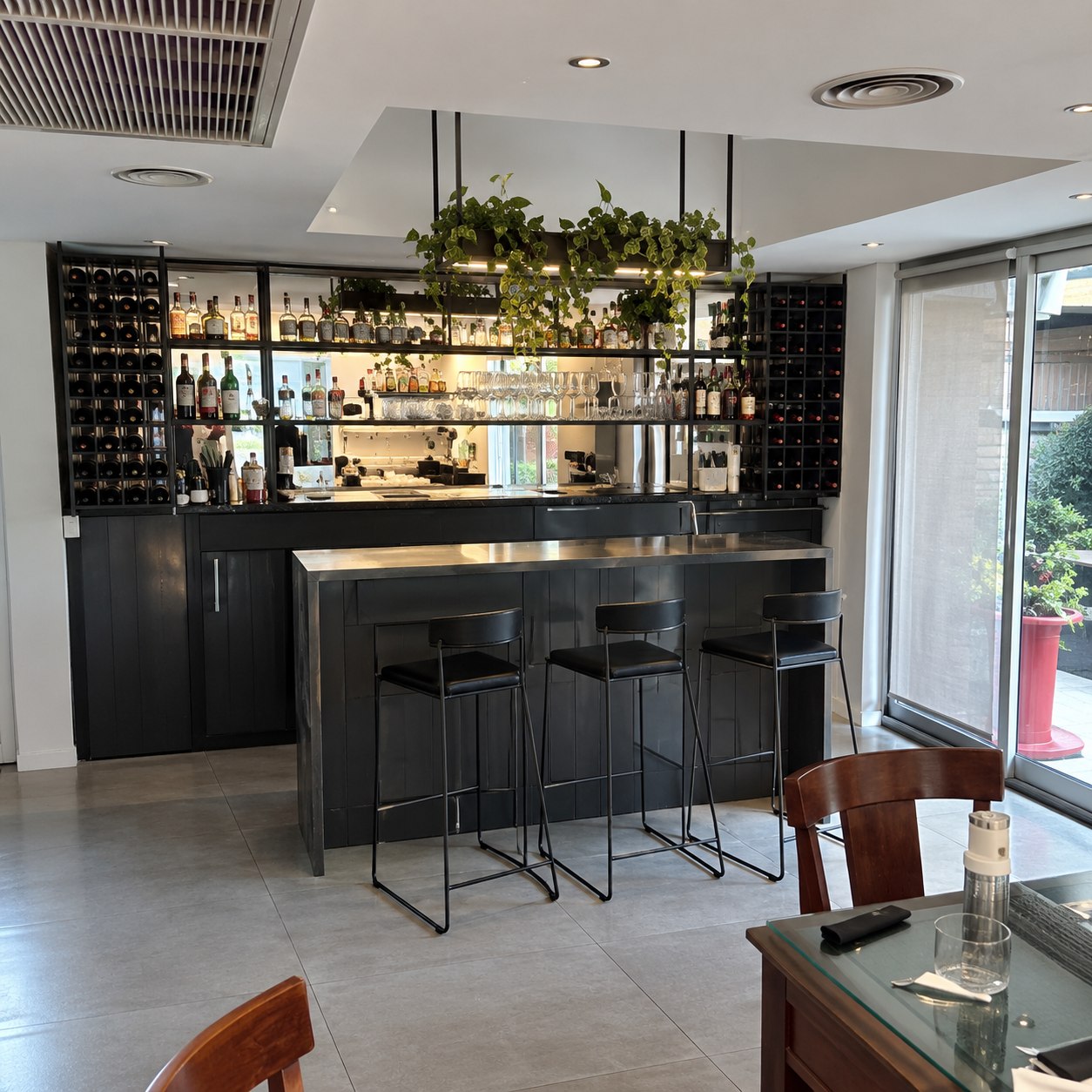 Bar moderno con plantas y luz cálida
